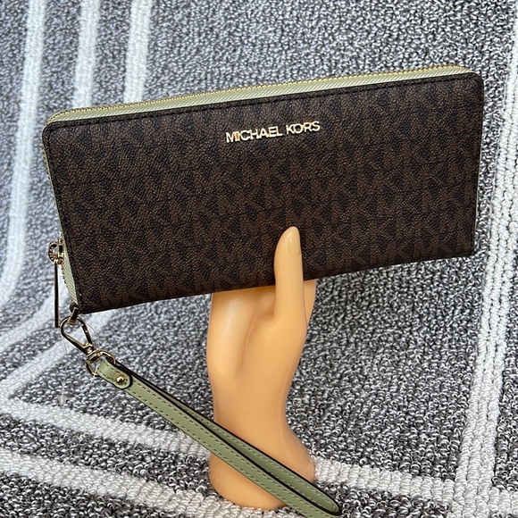 Michael Kors Jet Set Travel Large Travel CONTINENTAL 
Light Sage - Picture 10 of 16